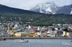 A cidade de Ushuaia, entre as montanhas da Cordilheira Darwin e o Canal de Beagle, no sul da Terra do Fogo, na Argentina